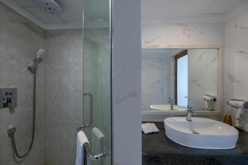 Habitación Doble Deluxe con vistas al mar y balcón del hotel Kaani Palm Beach. Foto 18