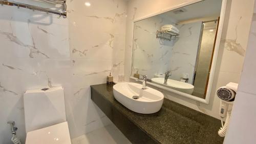 Habitación Doble Deluxe con vistas a la ciudad y balcón del hotel Kaani Palm Beach. Foto 1
