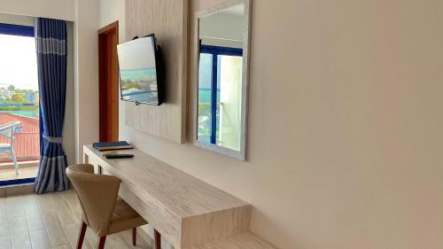 Habitación Doble Deluxe con vistas a la ciudad y balcón del hotel Kaani Palm Beach. Foto 2
