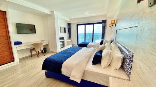 Habitación Familiar Deluxe con balcón y vistas al mar del hotel Kaani Palm Beach