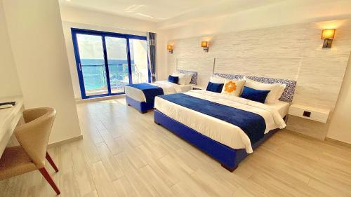 Habitación Familiar Deluxe con balcón y vistas al mar del hotel Kaani Palm Beach. Foto 1