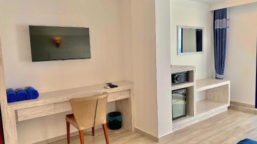 Habitación Familiar Deluxe con balcón y vistas al mar del hotel Kaani Palm Beach. Foto 6
