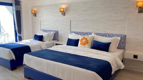 Habitación Familiar Deluxe con vistas a la ciudad y balcón del hotel Kaani Palm Beach