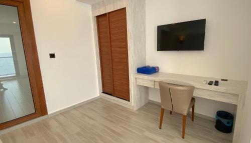 Habitación Familiar Deluxe con vistas a la ciudad y balcón del hotel Kaani Palm Beach. Foto 2