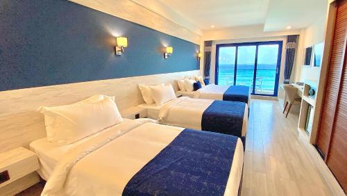 Habitación Cuádruple Deluxe con vistas al mar y balcón del hotel Kaani Palm Beach. Foto 1