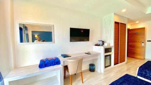 Habitación Cuádruple Deluxe con vistas al mar y balcón del hotel Kaani Palm Beach. Foto 3