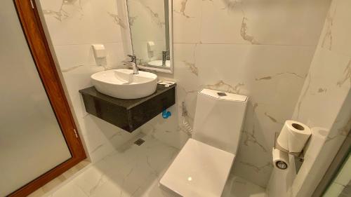 Habitación Doble Estándar (sin ventanas) del hotel Kaani Palm Beach. Foto 4