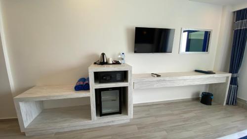 Habitación Doble Deluxe con balcón y vistas al mar (traslado gratuito de ida y vuelta en lancha motora, excursión gratuita al banco de arena y avistamiento de delfines) del hotel Kaani Palm Beach. Foto 2
