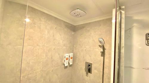 Habitación Doble Deluxe con balcón y vistas al mar (traslado gratuito de ida y vuelta en lancha motora, excursión gratuita al banco de arena y avistamiento de delfines) del hotel Kaani Palm Beach. Foto 3