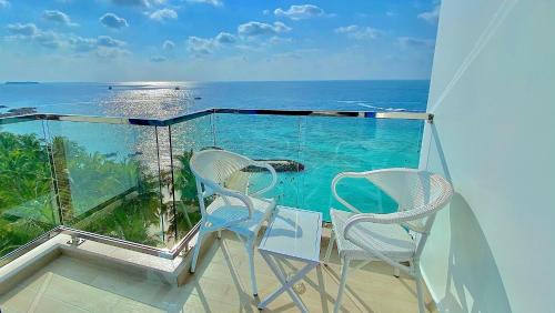 Habitación Doble Deluxe con balcón y vistas al mar (traslado gratuito de ida y vuelta en lancha motora, excursión gratuita al banco de arena y avistamiento de delfines) del hotel Kaani Palm Beach. Foto 4