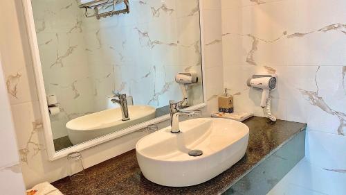 Habitación Doble Deluxe con balcón y vistas al mar (traslado gratuito de ida y vuelta en lancha motora, excursión gratuita al banco de arena y avistamiento de delfines) del hotel Kaani Palm Beach. Foto 5