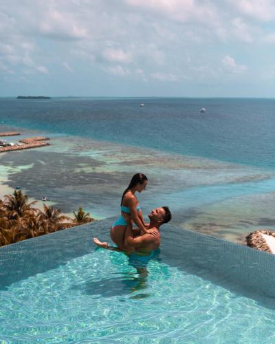 Habitación Doble Deluxe con balcón y vistas al mar con escapada de luna de miel del hotel Kaani Palm Beach
