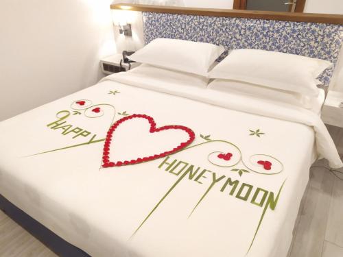 Habitación Doble Deluxe con balcón y vistas al mar con escapada de luna de miel del hotel Kaani Palm Beach. Foto 2