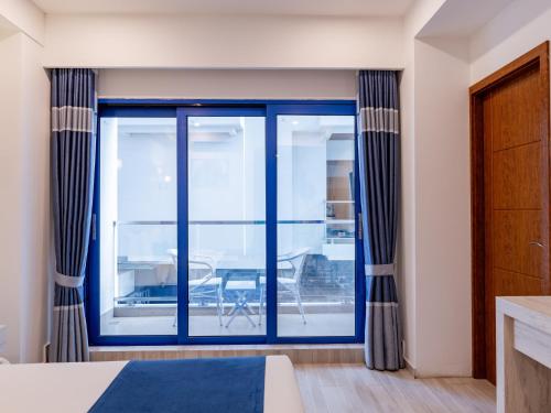 Habitación Doble Deluxe con vistas a la ciudad y balcón del hotel Kaani Palm Beach