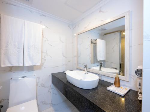 Habitación Doble Deluxe con vistas a la ciudad y balcón del hotel Kaani Palm Beach. Foto 3