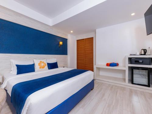 Habitación Doble Estándar (sin ventanas) del hotel Kaani Palm Beach. Foto 1