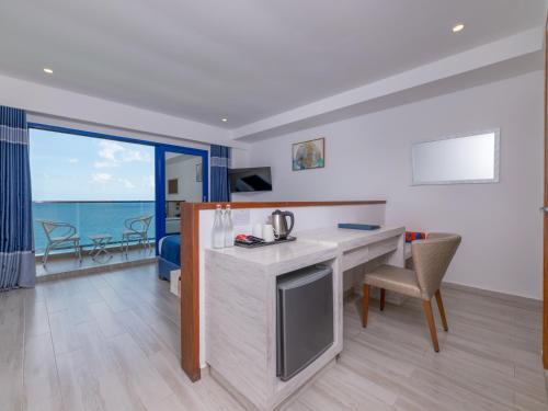 Habitación Doble Deluxe con balcón y vistas al mar con escapada de luna de miel del hotel Kaani Palm Beach. Foto 6