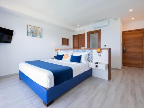 Habitación Doble Deluxe con vistas al mar y balcón del hotel Kaani Palm Beach. Foto 11