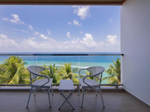 Habitación Doble Deluxe con vistas al mar y balcón del hotel Kaani Palm Beach. Foto 17