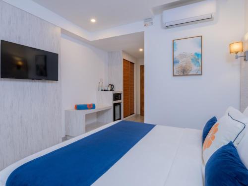 Habitación Doble Deluxe con vistas a la ciudad y balcón del hotel Kaani Palm Beach. Foto 1