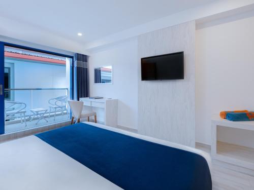 Habitación Doble Deluxe con vistas a la ciudad y balcón del hotel Kaani Palm Beach. Foto 3