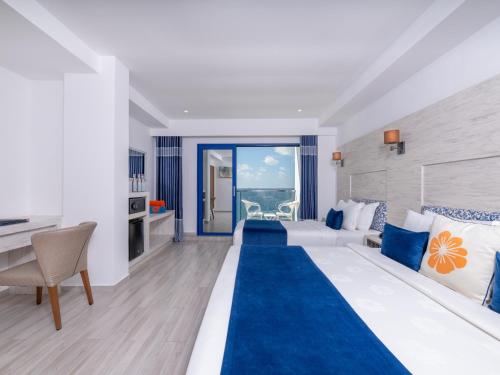 Habitación Familiar Deluxe con balcón y vistas al mar del hotel Kaani Palm Beach