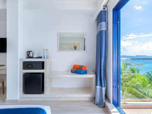 Habitación Familiar Deluxe con balcón y vistas al mar del hotel Kaani Palm Beach. Foto 3