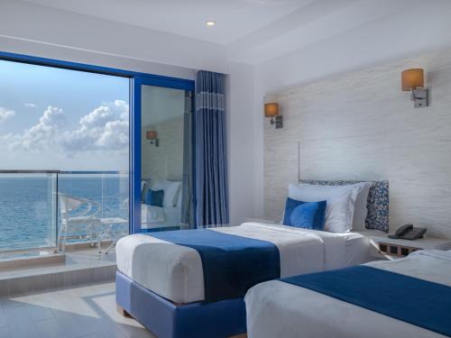 Habitación Familiar Deluxe con balcón y vistas al mar del hotel Kaani Palm Beach. Foto 4