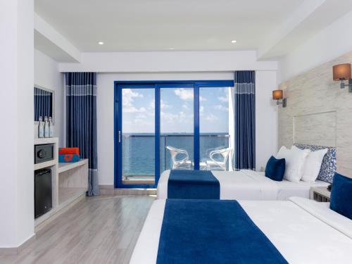 Habitación Familiar Deluxe con balcón y vistas al mar del hotel Kaani Palm Beach. Foto 6
