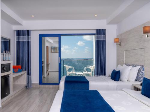 Habitación Familiar Deluxe con balcón y vistas al mar del hotel Kaani Palm Beach. Foto 7