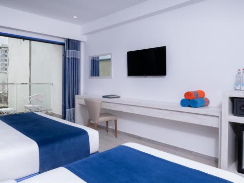 Habitación Familiar Deluxe con vistas a la ciudad y balcón del hotel Kaani Palm Beach. Foto 1