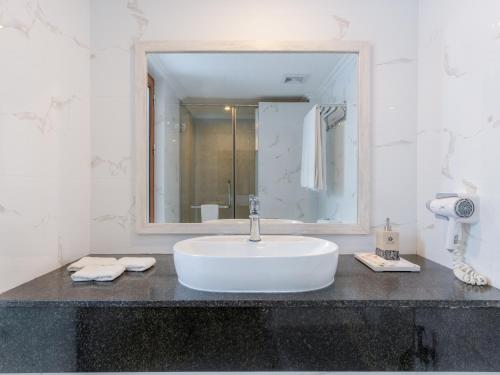 Habitación Familiar Deluxe con vistas a la ciudad y balcón del hotel Kaani Palm Beach. Foto 4