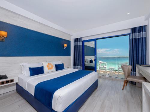 Habitación Doble Deluxe con balcón y vistas al mar del hotel Kaani Palm Beach. Foto 4