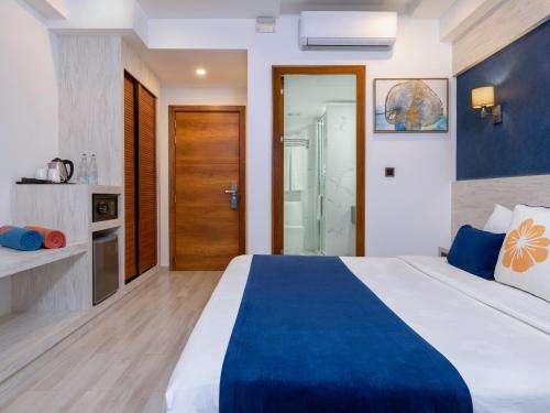 Habitación Doble Deluxe con balcón y vistas al mar del hotel Kaani Palm Beach. Foto 8