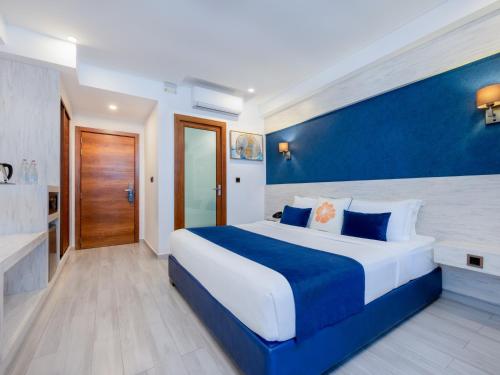 Habitación Doble Deluxe con balcón y vistas al mar con escapada de luna de miel del hotel Kaani Palm Beach. Foto 6