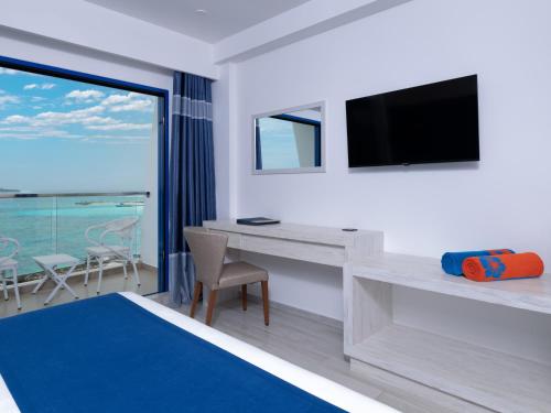 Habitación Doble Deluxe con balcón y vistas al mar con escapada de luna de miel del hotel Kaani Palm Beach. Foto 7