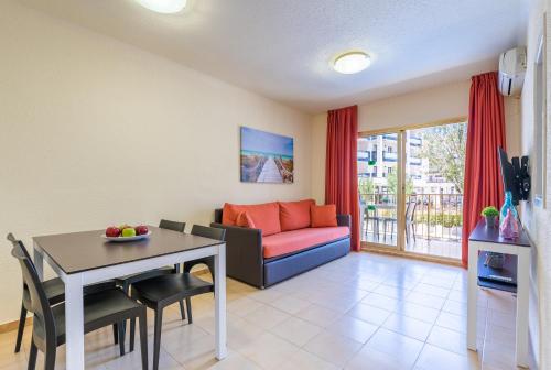Apartamento con vistas a la piscina del hotel Pins Marina