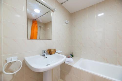 Apartamento con vistas a la piscina del hotel Pins Marina. Foto 4