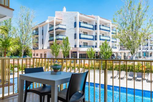 Apartamento con vistas a la piscina del hotel Pins Marina. Foto 5