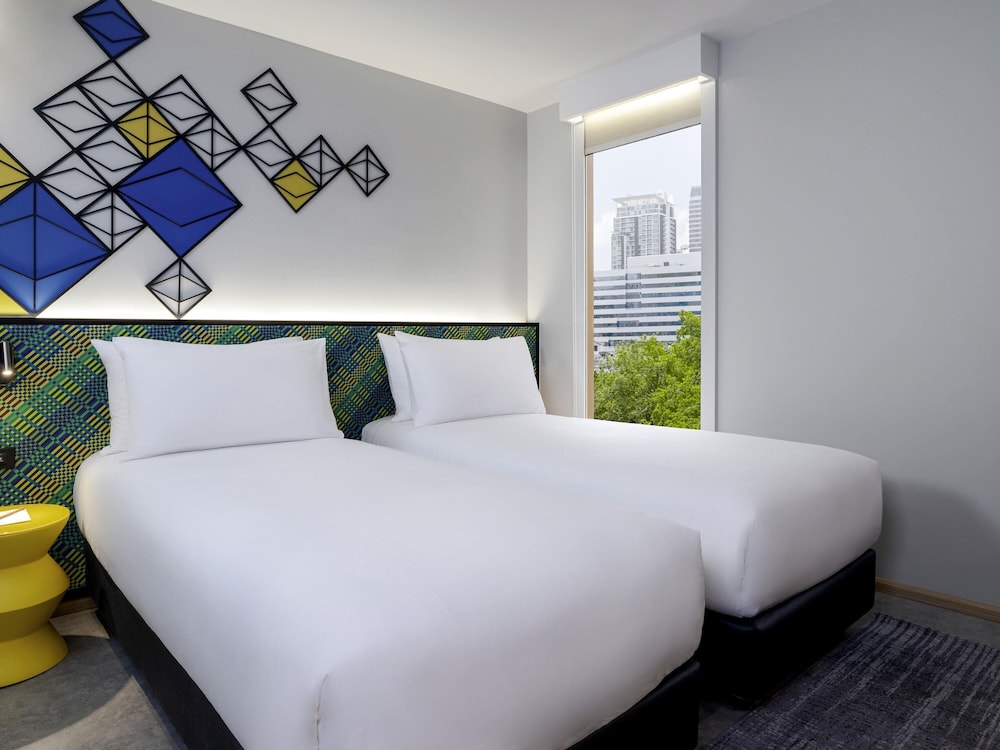 Habitación Estándar - 2 camas individuales del hotel Ibis Styles Bangkok Silom. Foto 6