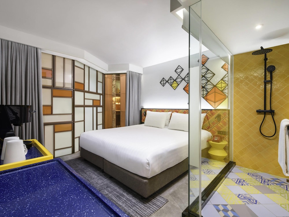 Habitación Superior, vistas al atrio - 1 cama king size del hotel Ibis Styles Bangkok Silom. Foto 6