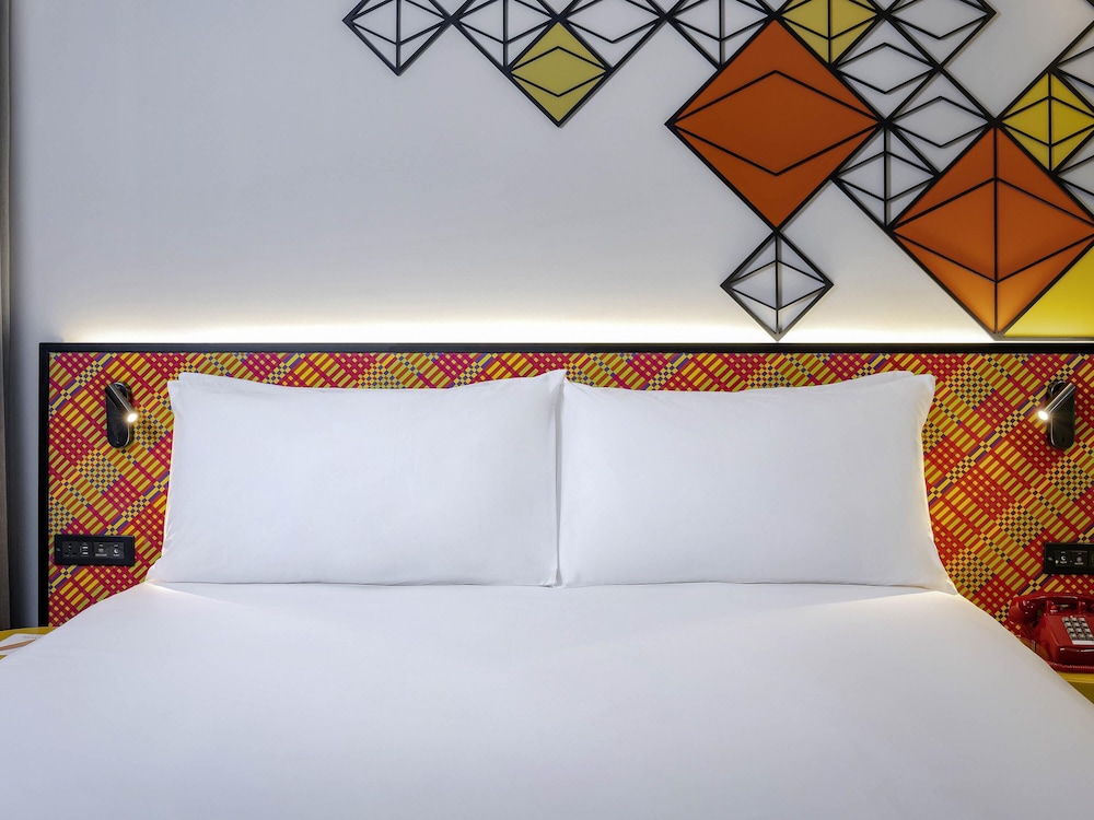 Habitación Premium, vistas al atrio - 1 cama king size del hotel Ibis Styles Bangkok Silom. Foto 4