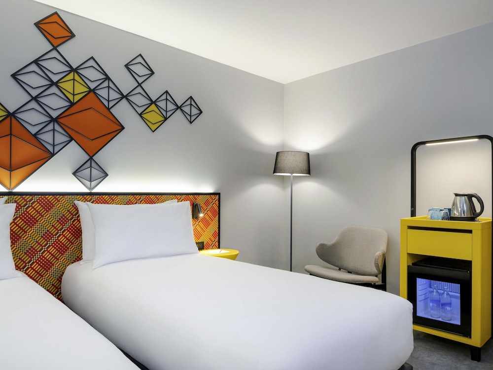 Habitación Premium, vistas al atrio - 2 camas individuales del hotel Ibis Styles Bangkok Silom. Foto 4