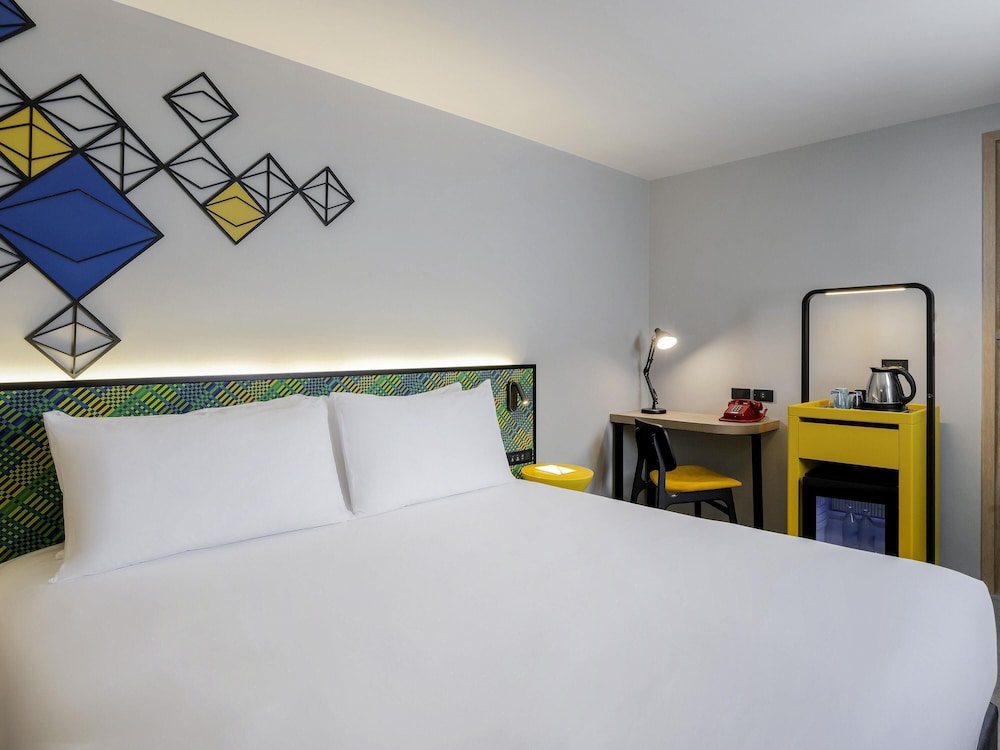 Habitación Premium, balcón - 1 cama king size del hotel Ibis Styles Bangkok Silom. Foto 3