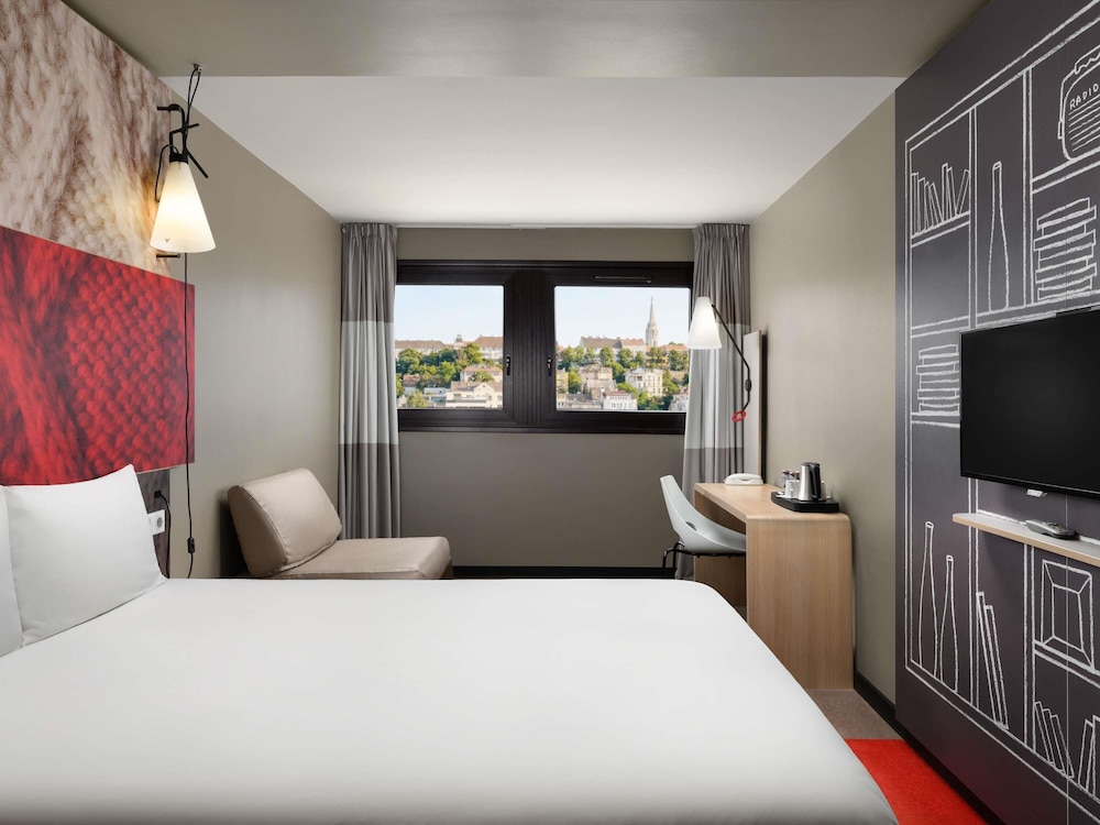 Habitación Ibis Premium con 1 cama doble y sofá - cama del hotel ibis Budapest Castle Hill. Foto 12