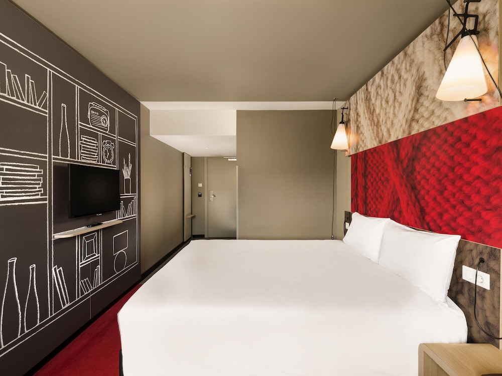 Habitación Ibis Premium con 1 cama doble y sofá - cama del hotel ibis Budapest Castle Hill. Foto 13