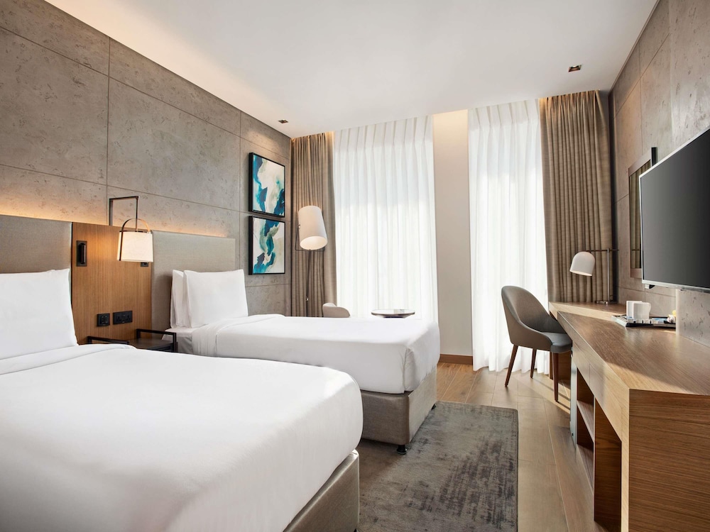 Habitación superior con 2 camas individuales del hotel Mercure Dubai Gold District. Foto 7