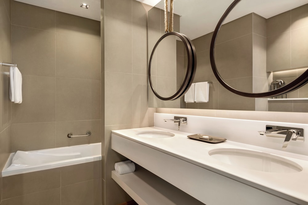 Habitación superior con 2 camas individuales del hotel Mercure Dubai Gold District. Foto 8