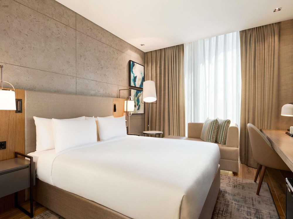 Habitación Deluxe con 1 cama queen size del hotel Mercure Dubai Gold District