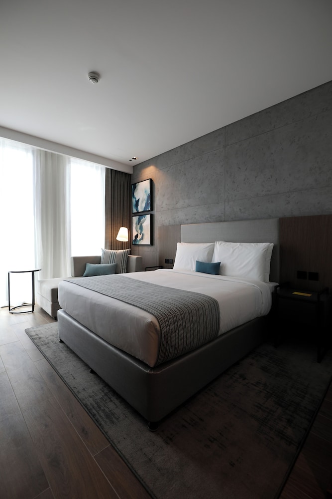 Habitación Deluxe con 1 cama queen size del hotel Mercure Dubai Gold District. Foto 4